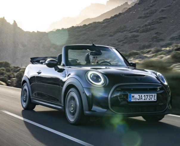 Das MINI Cooper SE Cabrio wird in einer auf 999 Fahrzeuge limitierten Auflage neben dem konventionellen MINI Cabrio in den Niederlanden produziert.